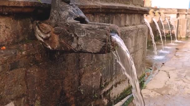 Вода Течет Каменной Струи Святом Месте Matatirtha Индуистское Религиозное Место — стоковое видео