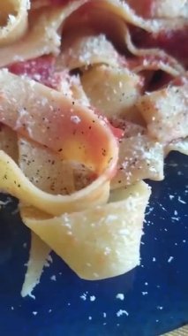 makarna tüm uovo con pomodoro, parmigiano, pepe