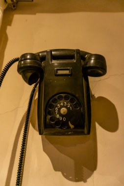 Siyah bir telefonun arka planındaki eski telefon.