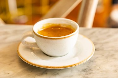 Masanın üzerinde bir fincan kahve.