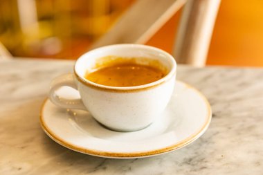 Masanın üzerinde bir fincan kahve.