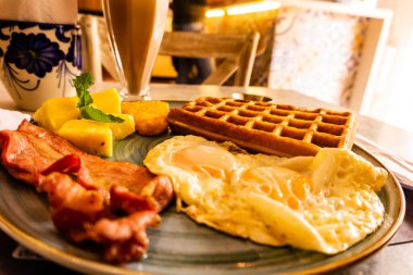 Böğürtlenli ve ballı lezzetli waffle.