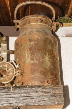 Eski paslı metal varil sokakta