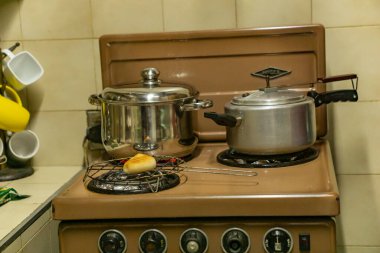 Mutfak ocağında tencere pişiriyorum.