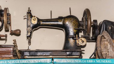 Daktiloyla eski dikiş makinesi