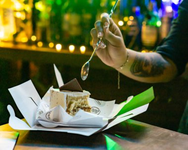 Bir bardak şarap ve bir fincan çay.