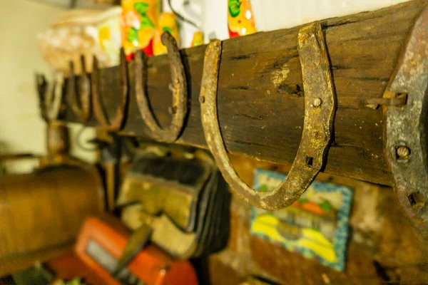 木製のハンドルがたくさん付いている古い錆びた金属製のドア — ストック写真