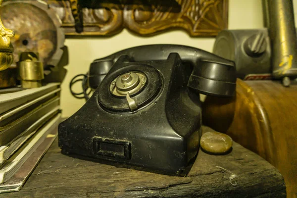 桌上的老式电话 — 图库照片
