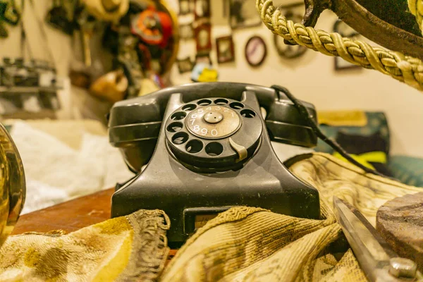 Vieux Téléphone Sur Table — Photo