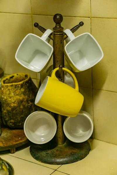 Veel Witte Gele Toiletbekers — Stockfoto