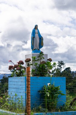 Kutsal kalp şehrinin heykeli.