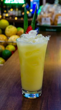 taze kokteyl buz ve limon ile