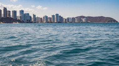 Deniz kıyısının güzel manzarası