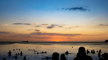 Sahilde gün batımı