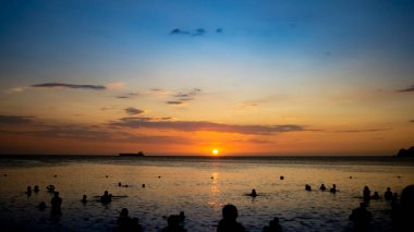 Denizin üzerinde güzel bir gün batımı