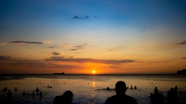 Denizin üzerinde güzel bir gün batımı