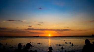 Sahilde güzel bir gün batımı
