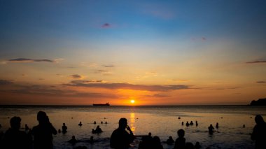 Sahilde gün batımı