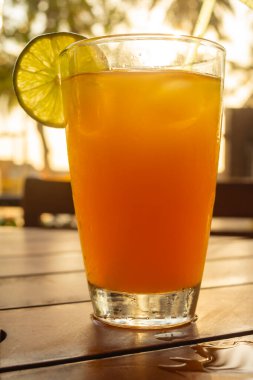 Masada bir bardak portakal suyu var.