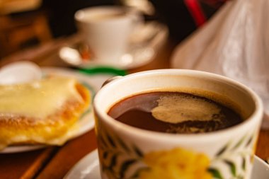 Kahve fincanı ve çay masanın üstünde.