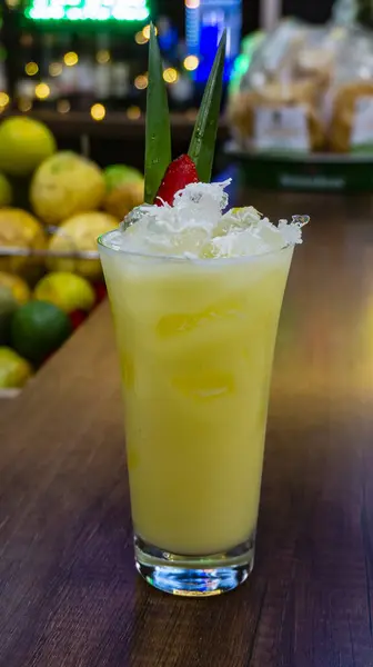 taze kokteyl buz ve limon ile