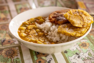 körili pilav ve tavuk.