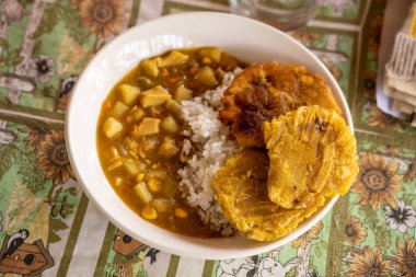 Brezilya mutfağı - pirinç, kızarmış tavuk ve mısır ile sebze.