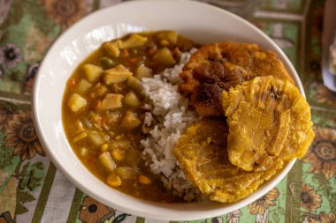 Tavuklu körili pilav, tavuk ve mısır.