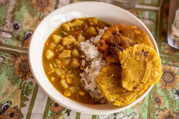 チキンと豆を使ったブラジル料理 — ストック写真