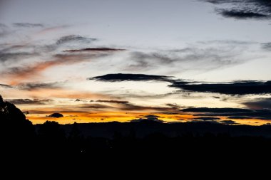 Güzel gün batımı gökyüzü bulutlu