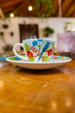 Kahve fincanı masanın üstünde.