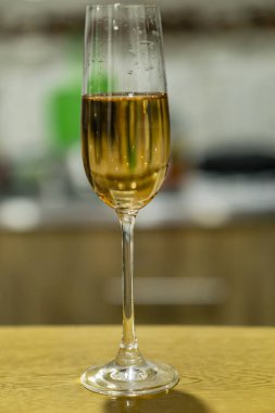 Tahta masada bir kadeh şarap.