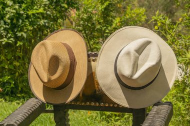 Dükkanda satılık şapkalar.