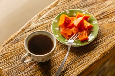 Beyaz bir tabakta taze balkabağı.