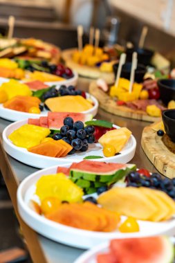 Büfe masasında taze meyve ve meyve var.
