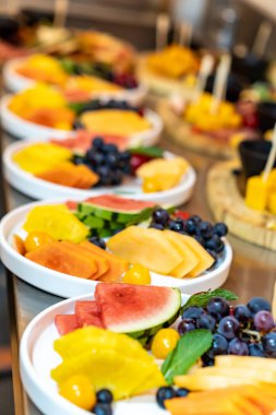 Açık büfede meyve salatası