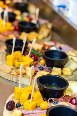 Açık büfe masasında taze peynir çeşitleri