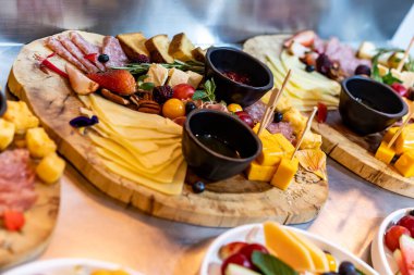 Çeşitli yemekler ve atıştırmalıklarla dolu büfe masası.