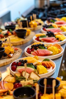 Açık büfedeki taze meyveler.