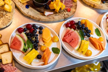 atıştırmalık ve abur cuburlarla dolu büfe masası..