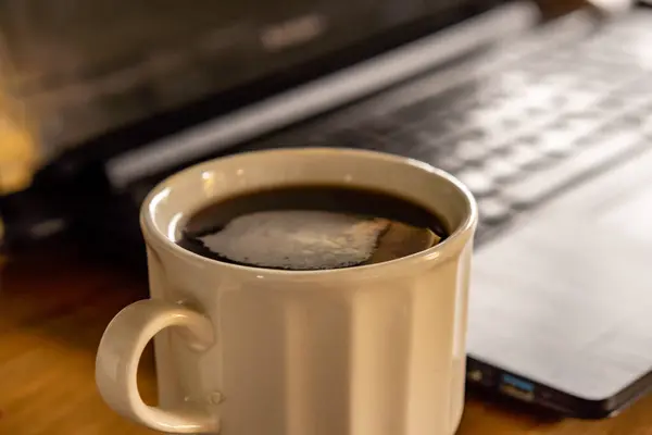 Filiżanka Kawy Stole Komputerem — Zdjęcie stockowe