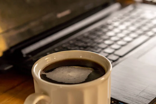 Laptop Mit Kaffee Auf Einem Holztisch — Stockfoto