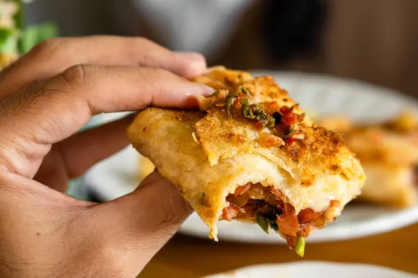 Close Mão Segurando Pizza Placa — Fotografia de Stock