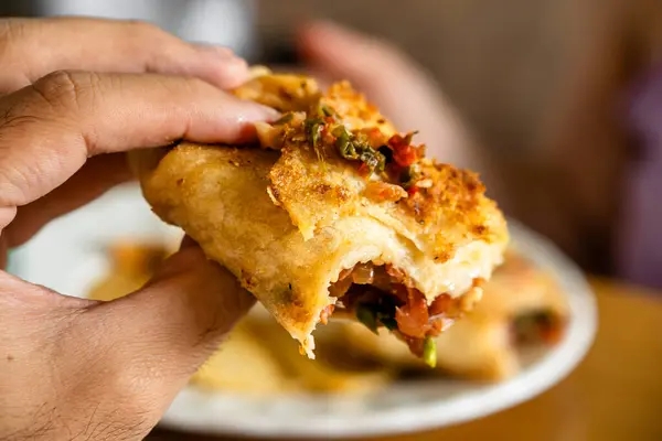 Pizza Yiyen Bir Adamın Elini Kapat — Stok fotoğraf