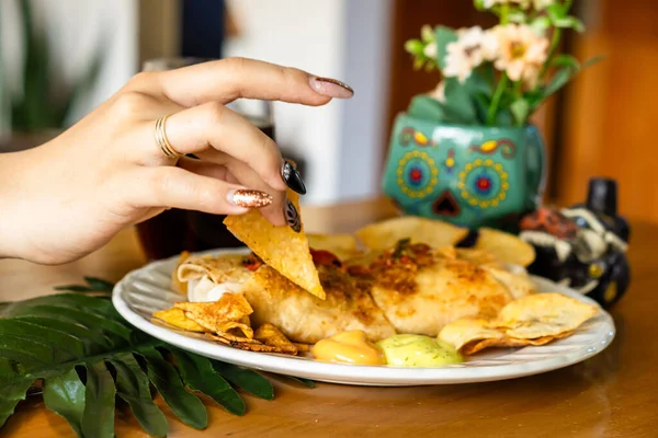 Zbliżenie Osoby Jedzącej Nachos Chipsy — Zdjęcie stockowe