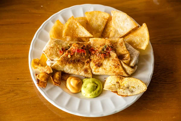 墨西哥菜 白盘上的鸡肉和蔬菜 — 图库照片