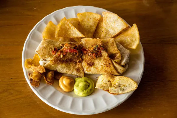 盘子里的炸鱼和蔬菜 — 图库照片