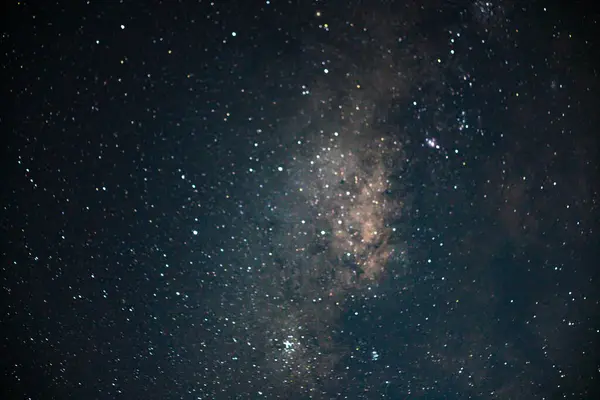 Gece gökyüzünde Samanyolu Galaksisi