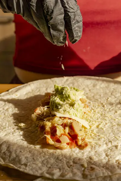 厨师烹饪厨房的比萨 — 图库照片