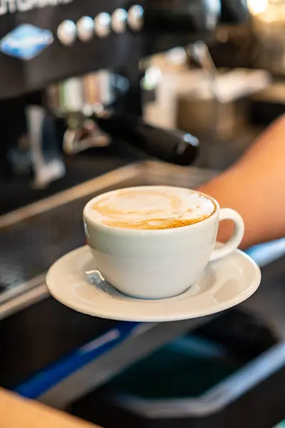 Kahveci kafede espresso yapıyor, yakın plan.